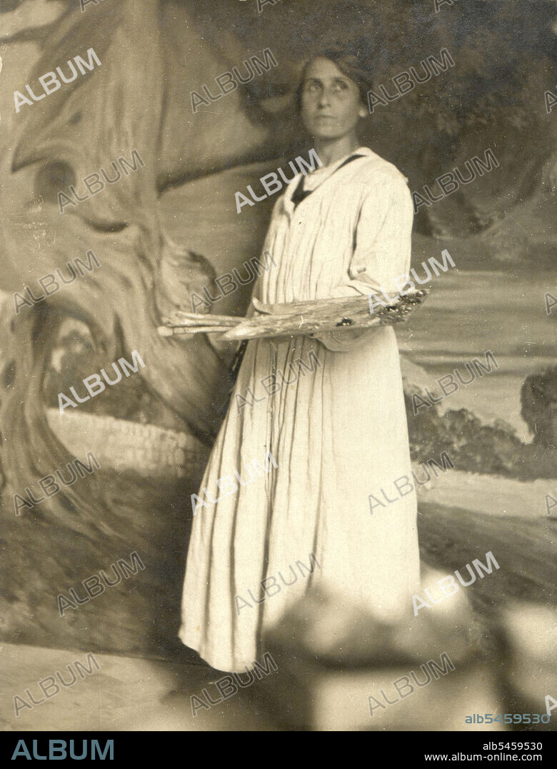 Retrato de la pintora Pilar Montaner Maturana en su estudio, 1921.