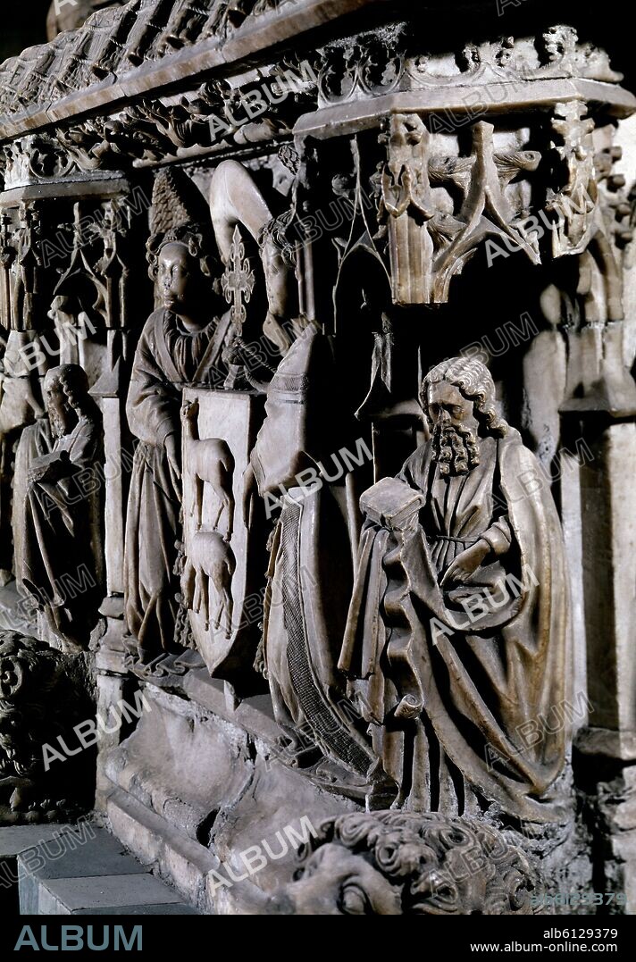 LORENZO MERCADANTE DE BRETAÑA. CAPILLA DE SAN HERMENEGILDO - DETALLE DEL SEPULCRO DEL CARDENAL CERVANTES - 1453.