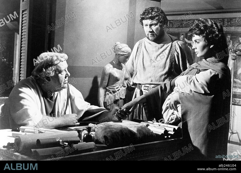CHARLES LAUGHTON, JEAN SIMMONS et Sir Peter Ustinov. CHARLES LAUGHTON, JEAN SIMMONS et PETER USTINOV dans SPARTACUS, 1960, réalisé par STANLEY KUBRICK. Copyright BRYNA/UNIVERSAL.