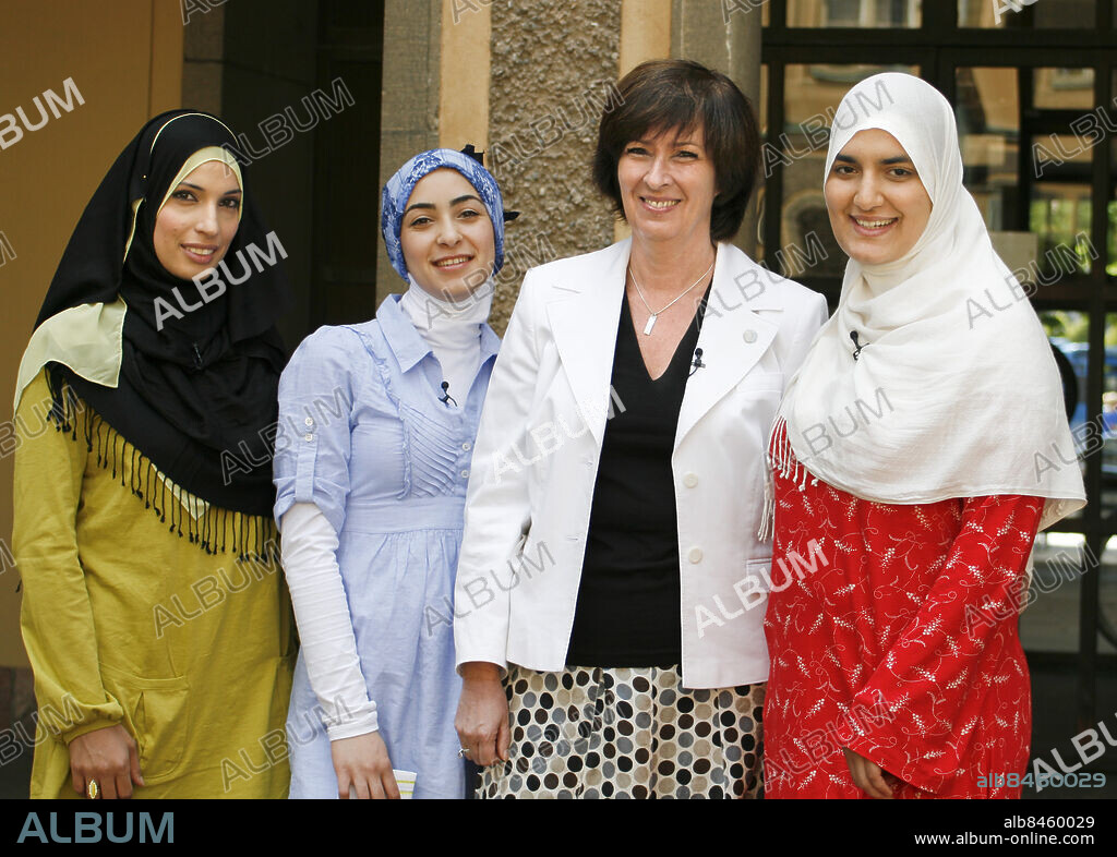 OKÄNT FOTODATUM.. SVT2 måndag 3 november 2008 kl 20.30: Halal-tv 1:8 Bildtext: Cherin Awad, Dalia Azzam Kassem och Khadiga El khabiry tre svenska, muslimska tjejer som tittar på Sverige och svenskheten i Halal-tv. I första programmet möter de Mona Sahlin. Håller Sverige på att bli som Egypten, med våra ökade klassklyftor? Hur kunde det gå så här med sossarnas Sverige? Foto: Marianne Earthy/SVT Bilden får endast användas i programpresenterande sammanhang. Fotografens namn, Sveriges Television samt programmets titel skall alltid anges.