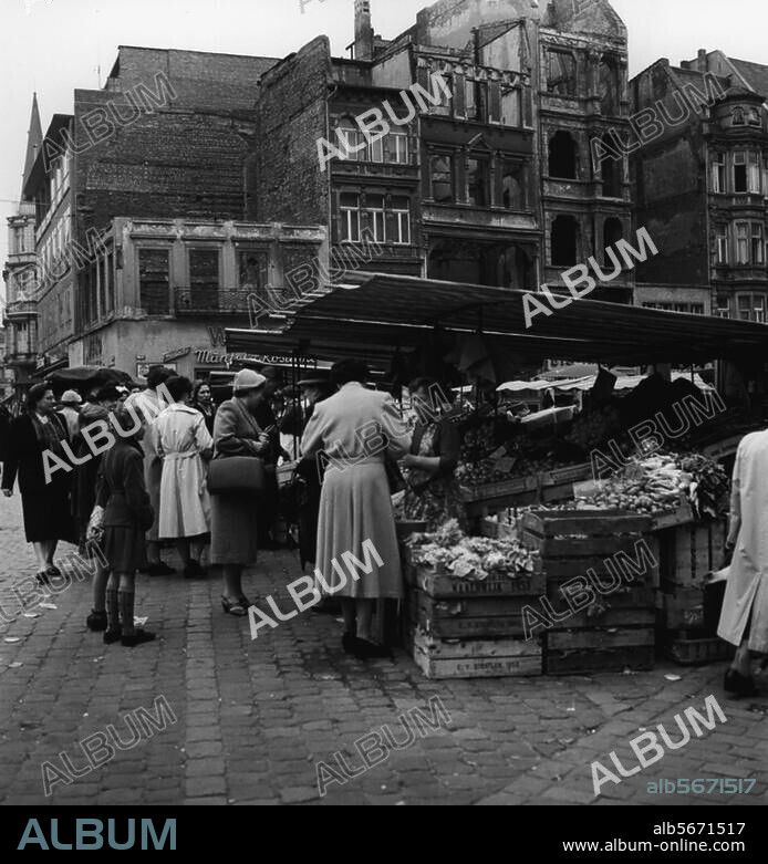 Bonn (Nordrhein-Westfalen), Marktplatz. Markttreiben auf dem Bonner Marktplatz. Foto, undat. (um 1960?), handschr. bez.: "Bonn". Aus einer Serie: "Allemagne - Bonn".