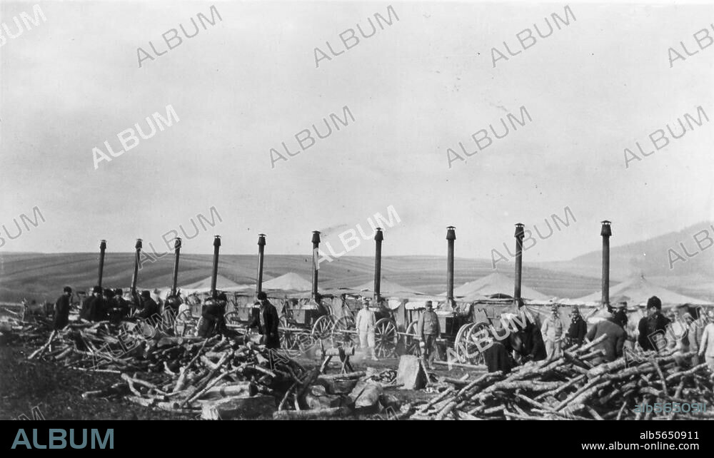 Geschichte / 1. Weltkrieg / Ostfront. Feldküche der k. u. k. Armee in Galizien. Foto, o. O. u. J. Aus dem Fotoalbum eines österreichischen Soldaten.