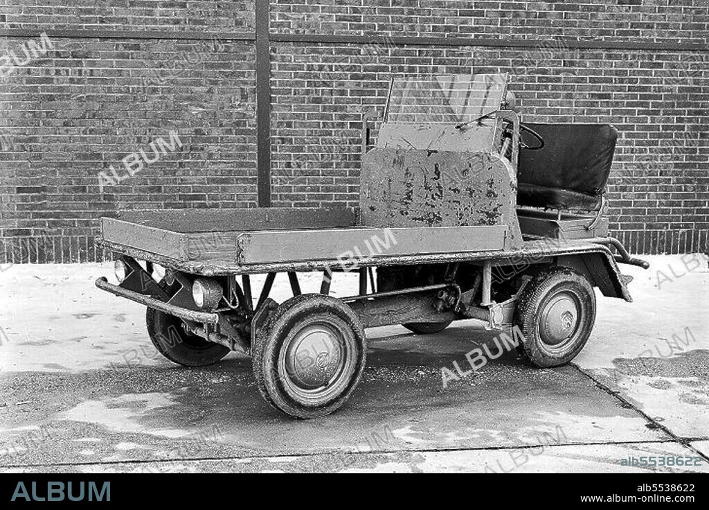 The Volkswagen Plattenwagen was never sold to the public, and was used only by the Volkswagen factory in Wolfsburg as a parts runabout. When Dutch Volkswagen importer Ben Pon visited the Wolfsburg factory in 1947, he spotted a Plattenwagen based on the Volkswagen Beetle. This gave him the idea for a Volkswagen commercial vehicle which would become the future Volkswagen Transporter.