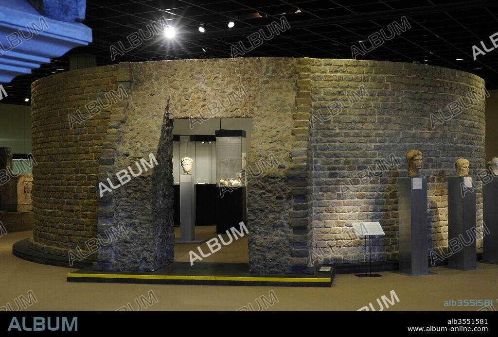 Museo Romano-Germánico. Interior con los restos de una torre de la muralla romana de la ciudad. Colonia. Alemania.