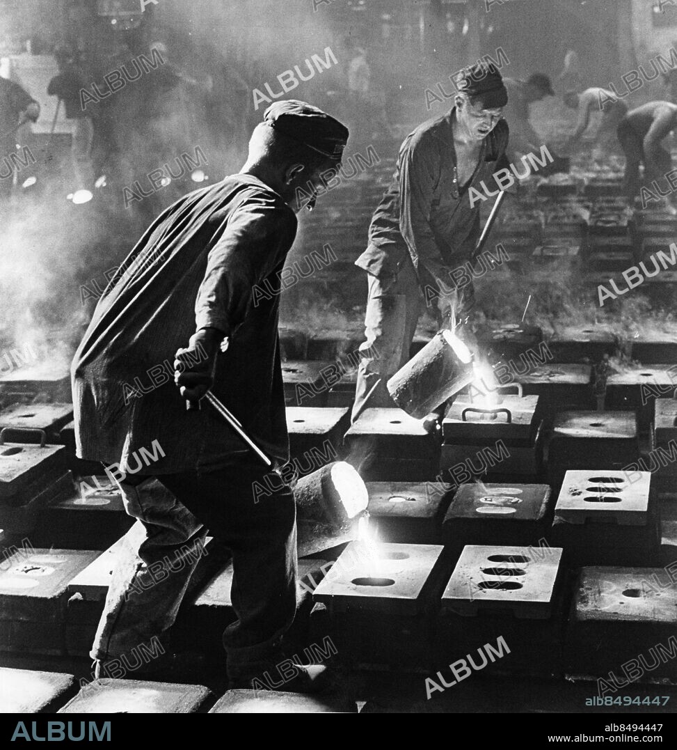 AB Limhamns Aduceringsverk i Limhamn Malmö 1963. Gjutning av smådetaljer med handskopa. Foto: Ernst Henriksson / Sydsvenskan / IBL Bildbyrå.