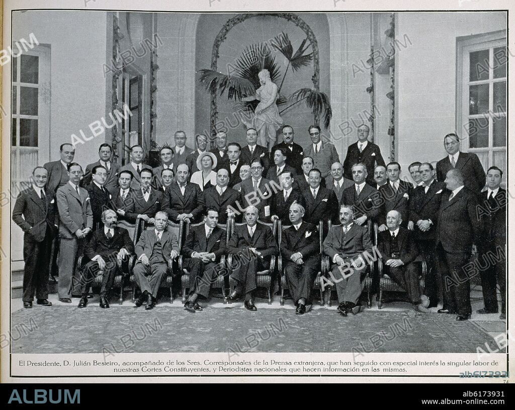 JULIAN BESTEIRO CON CORRESPONSALES DE PRENSA EXTRANJERA Y PERIODISTAS NACIONALES - FOTOGRAFIA - SIGLO XX.