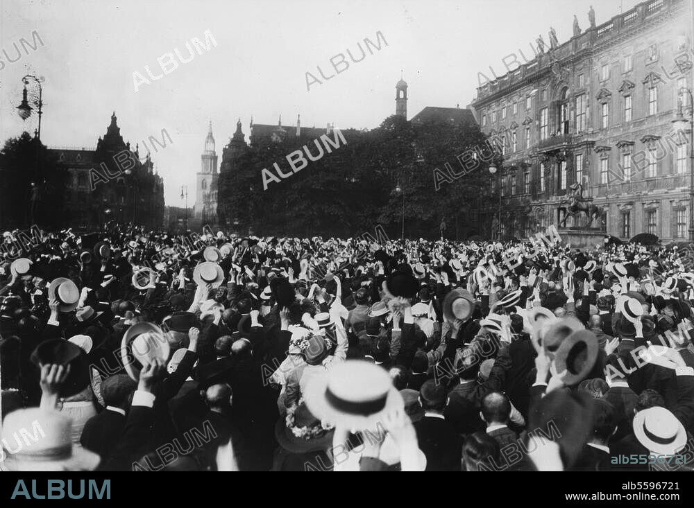 Première Guerre mondiale, Mobilisation le 31 juil. 1914 à Berlin. Foule en liesse devant le Palais royal de Berlin lors de l'allocution de l'Empereur Guillaume II du balcon du château. Au fond, l'église Notre-Dame. Photo (Otto Haeckel).