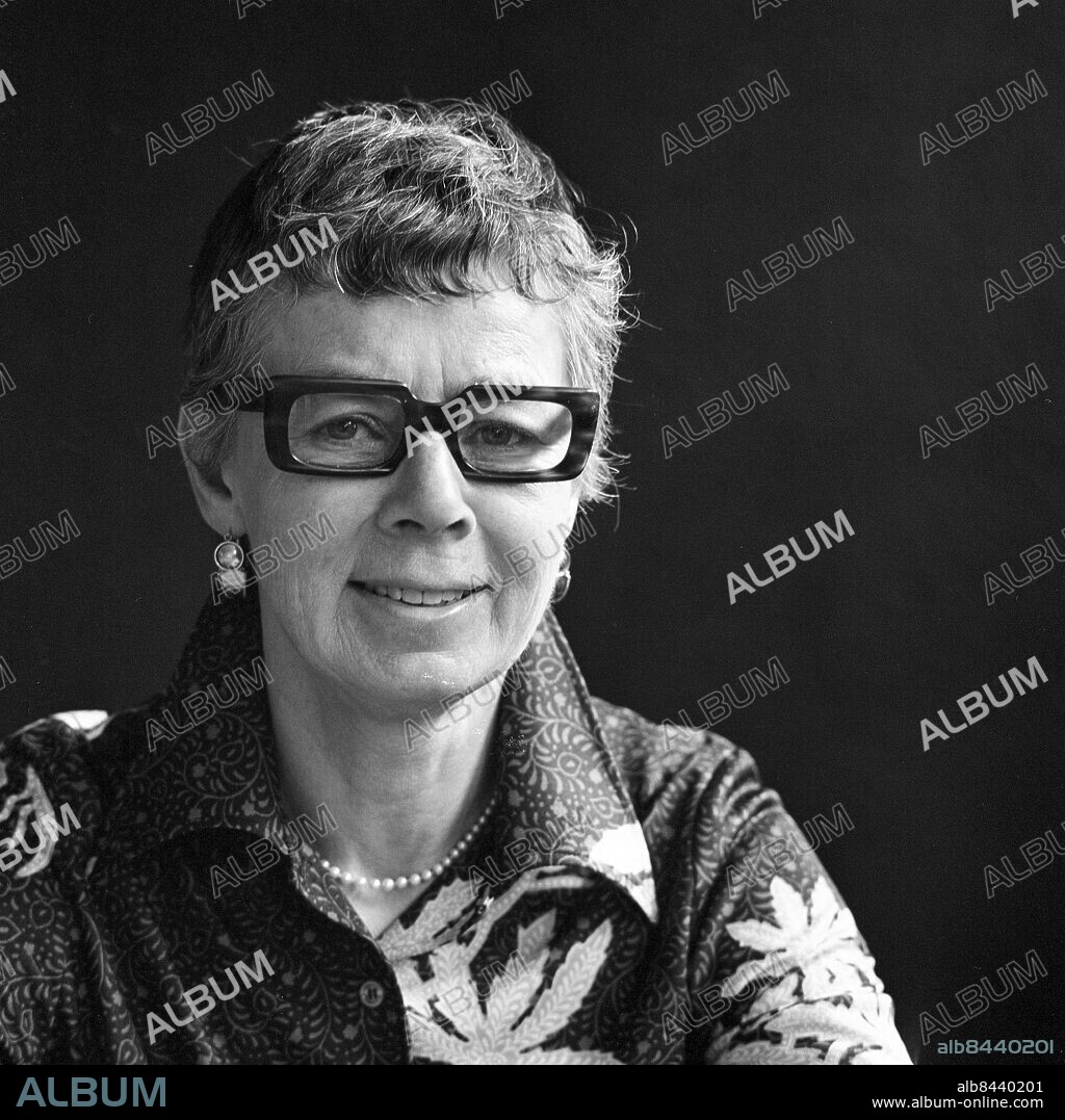 1973-04-16.. Reportage inför GAMMAL I SVERIGE. TV-program.. Sänt första gången 1973-05-07.. Här ses Lis Asklund, socialarbetare, programproducent vid Sveriges Radio 1957-1978.. Foto: Ulf Stråhle / RiR / SVT / Kod: 5600. Bild och reportage publ. i RiR 19/73 omslag och sid. 8-9.. RiR 20838 sv/v neg.
