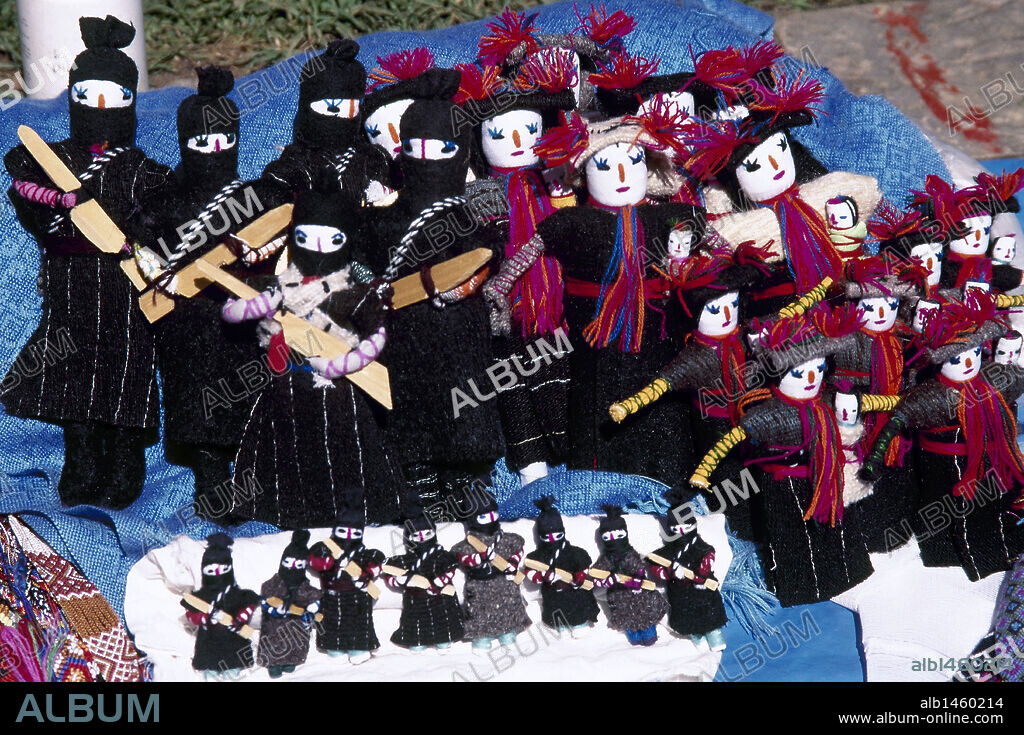 LATINOAMERICA S. XX. MEXICO. Muñecos emulando al COMANDANTE MARCOS y su compañera LA RAMONA, en el mercado de artesanías. Van encapuchados por ir de igual modo que el E. Z. L. N. (Ejército Zapatista de Liberación Nacional) .
