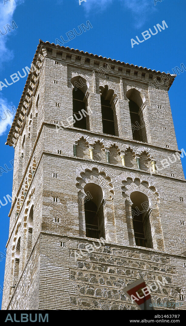 ARTE MUDEJAR. ESPAÑA. IGLESIA DE SANTO TOME. S. XI. Fundada por Alfonso VI tras la toma de Toledo y restaurada por el Conde de Orgaz (S. XIII), que la dotó de su torre mudéjar. Detalle de la TORRE-CAMPANARIO. Toledo. Castilla-La Mancha.
