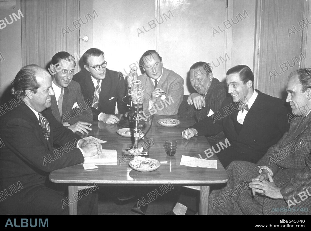 Orig. bildtext... OSS KAPELLMÄSTARE EMELLAN En munter studioträff 7/5 1948 fr.v. Sune Waldimir, William Lind, Nils Castegren,Lars Erik Larsson, Sven Sköld, Sten Frykberg och Tor Mann. Anm. Samtal Gemenskap Möten persons: Sune Waldimir, William Lind, ;Nils Castegren, ;Lars Erik Larsson, ;Sven Sköld, ;Sten Frykberg, Tor Mann sites: SVERIGE.