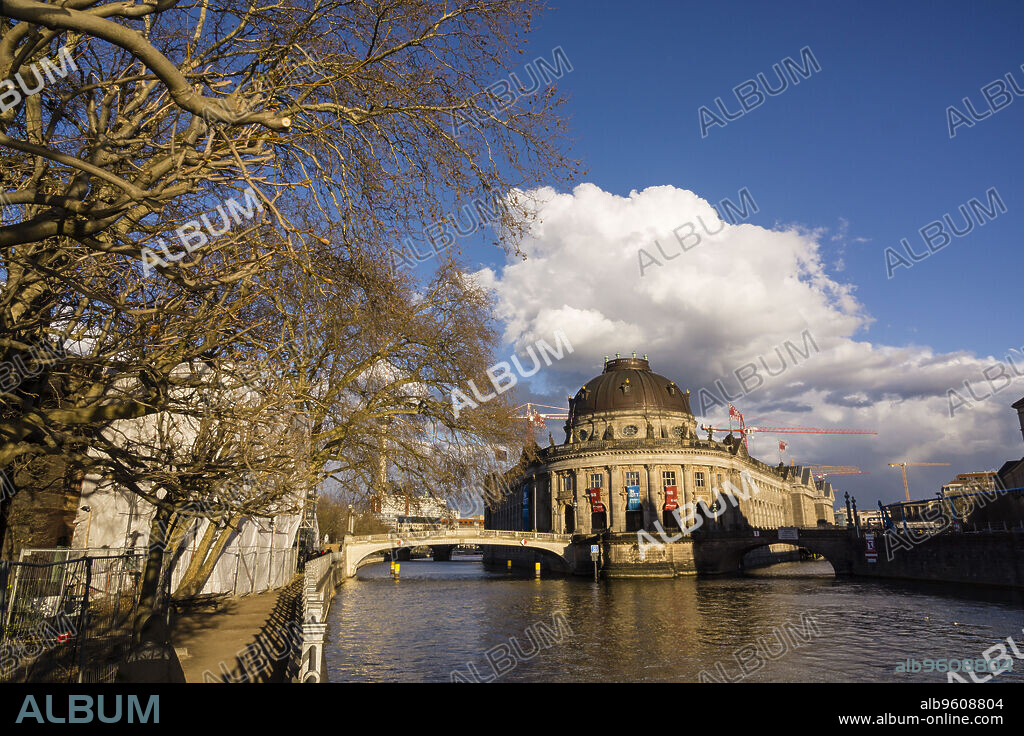 Museo Bode y puente sobre el rio Spree, isla de los museos, Berlin, Alemania, europe.