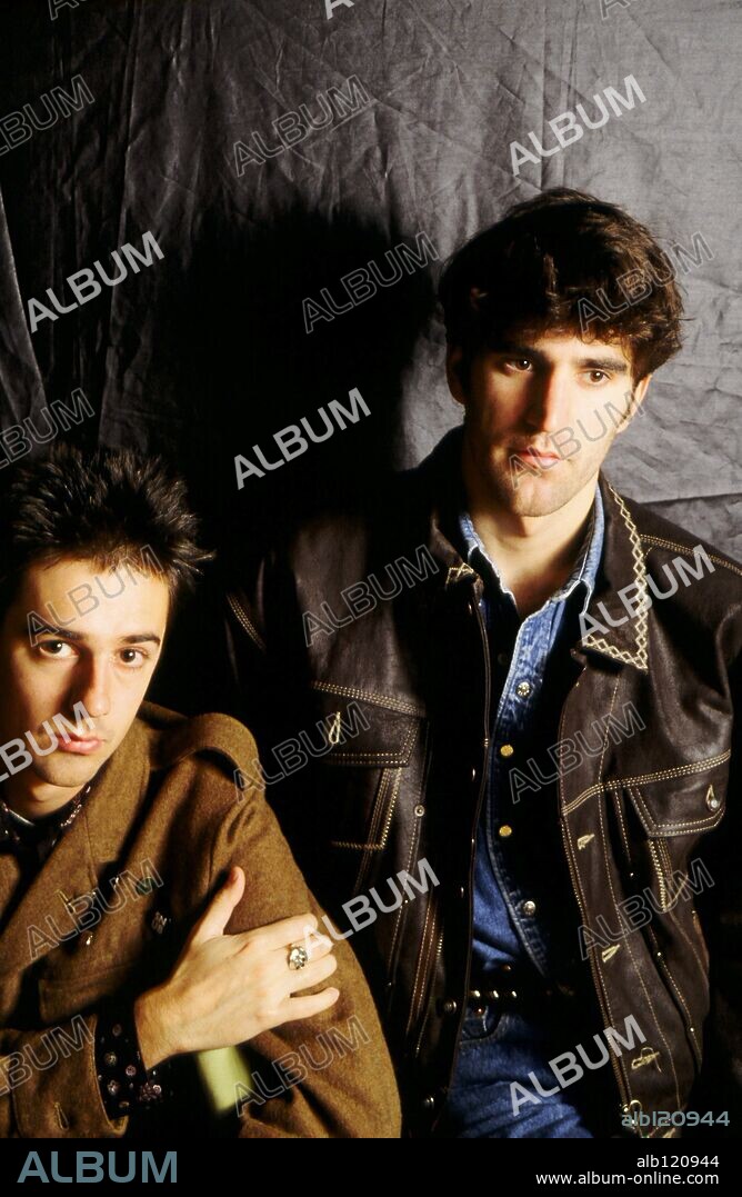 El cantante y músico de origen español, Mikel Erentxun, vocalista del grupo Duncan Dhu, junto al otro miembro del grupo, Diego Vasallo. (78200037).