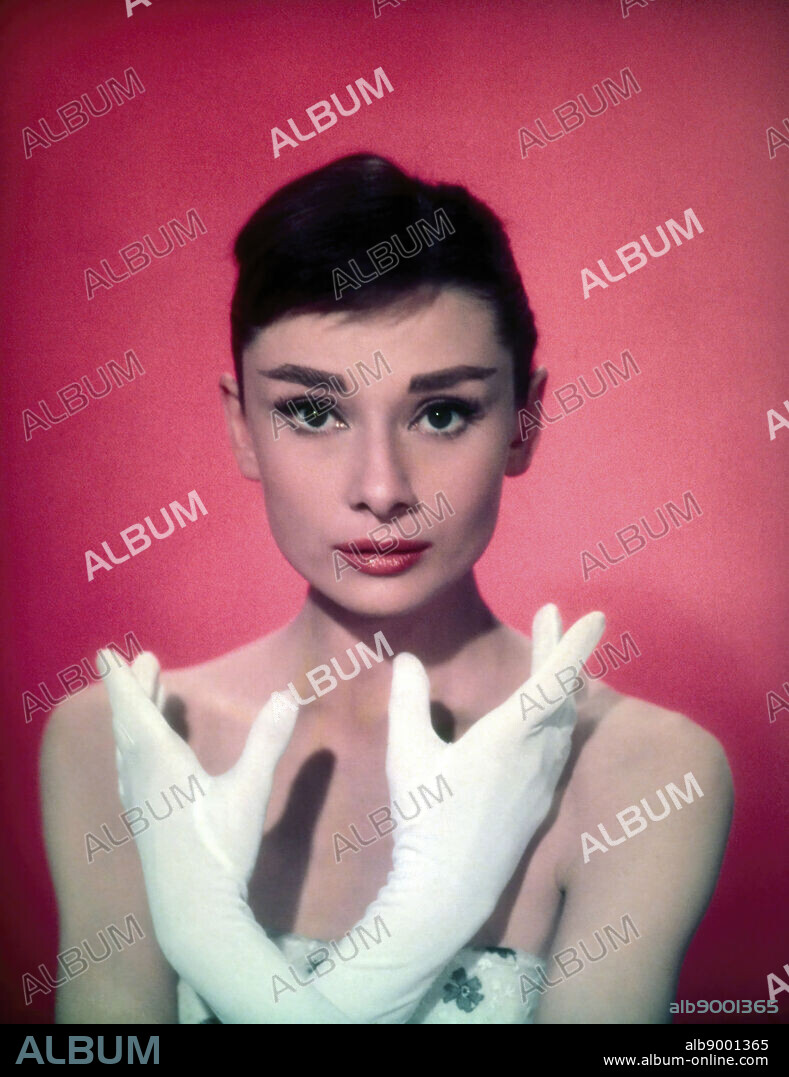 AUDREY HEPBURN en UNA CARA CON ÁNGEL, 1957 (FUNNY FACE), dirigida por STANLEY DONEN. Copyright PARAMOUNT PICTURES.