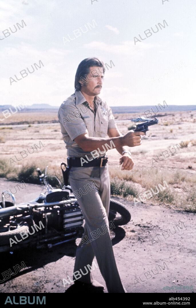 JAMES BROLIN en ASESINO INVISIBLE, 1977 (THE CAR), dirigida por ELLIOT SILVERSTEIN. Copyright UNIVERSAL PICTURES / GRAY, BUD.