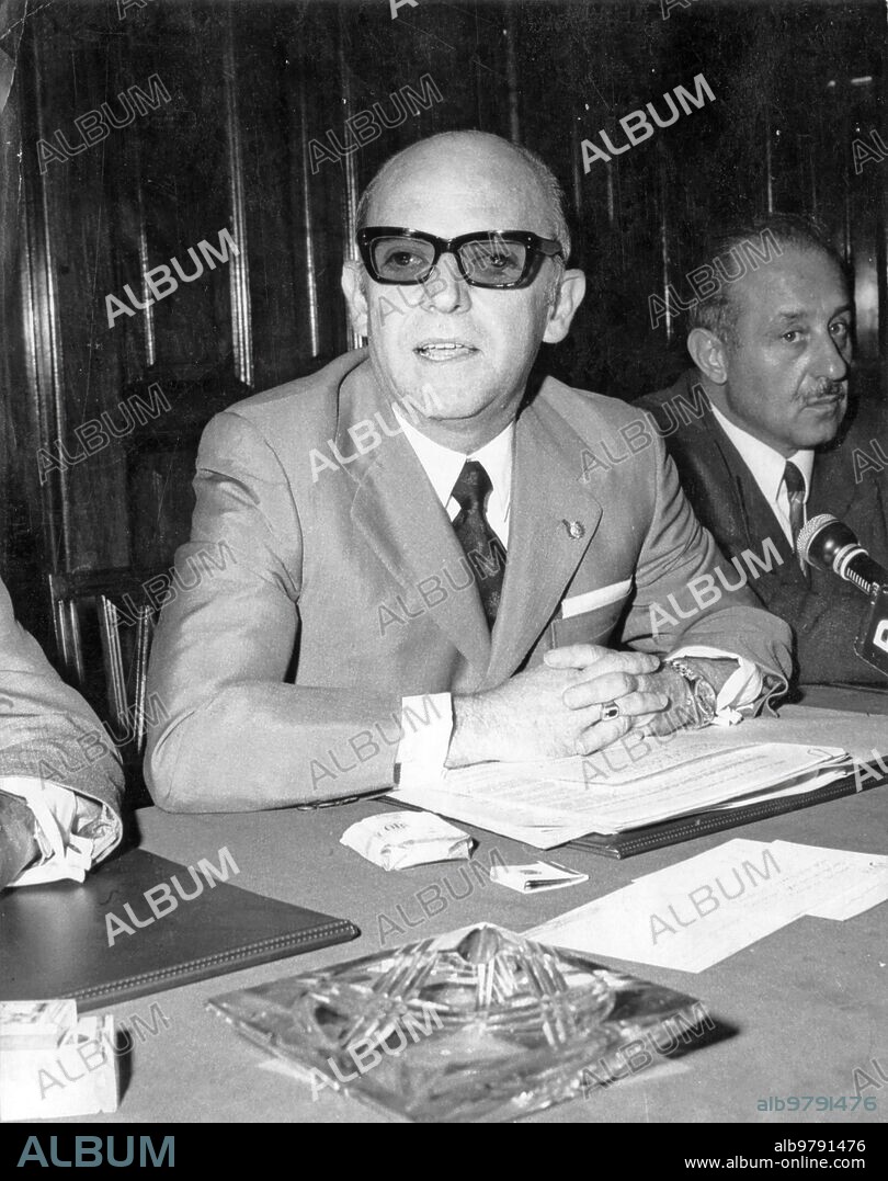 1974. D. León Herrera Esteban, director general de Correos.