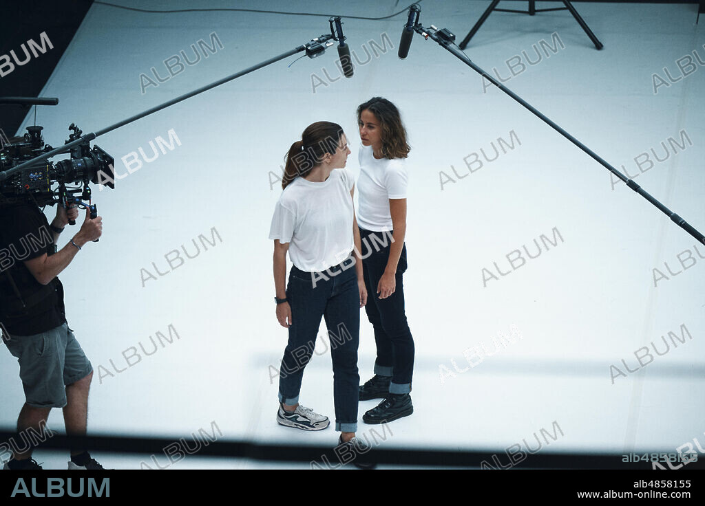 BARBARA LENNIE y IRENE ESCOLAR en ESCENARIO O, 2020, dirigida por CARLOS MARQUES-MARCET. Copyright HBO. Hermanas.