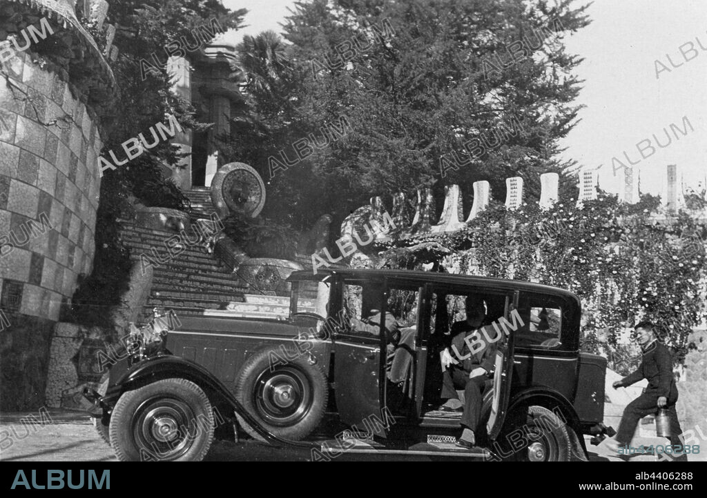 Eusebio Güell y Bacagalupi, Conde Güell, saliendo de su coche en el Park Güell, Barcelona, hacia 1915.