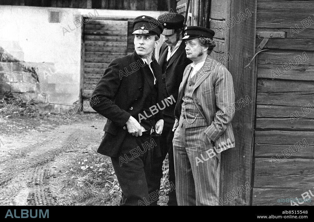 1973-10-10.. DE TRE FRÅN HAPARANDA. TV-serie efter Jolos äventyrsbok i regi av Ulf Andrée.. Sänt första gången 1974-02-14.. Här ses från vänster skådespelarna Stefan Ekman, Hans Ernback och Ernst-Hugo Järegård.. Foto: Bertil S-son Åberg / RiR / SVT / Kod: 5600. Notis publ. i RiR 45/73 sid. 5.. RiR 20992 sv/v neg   . Trio Handen i fickan.