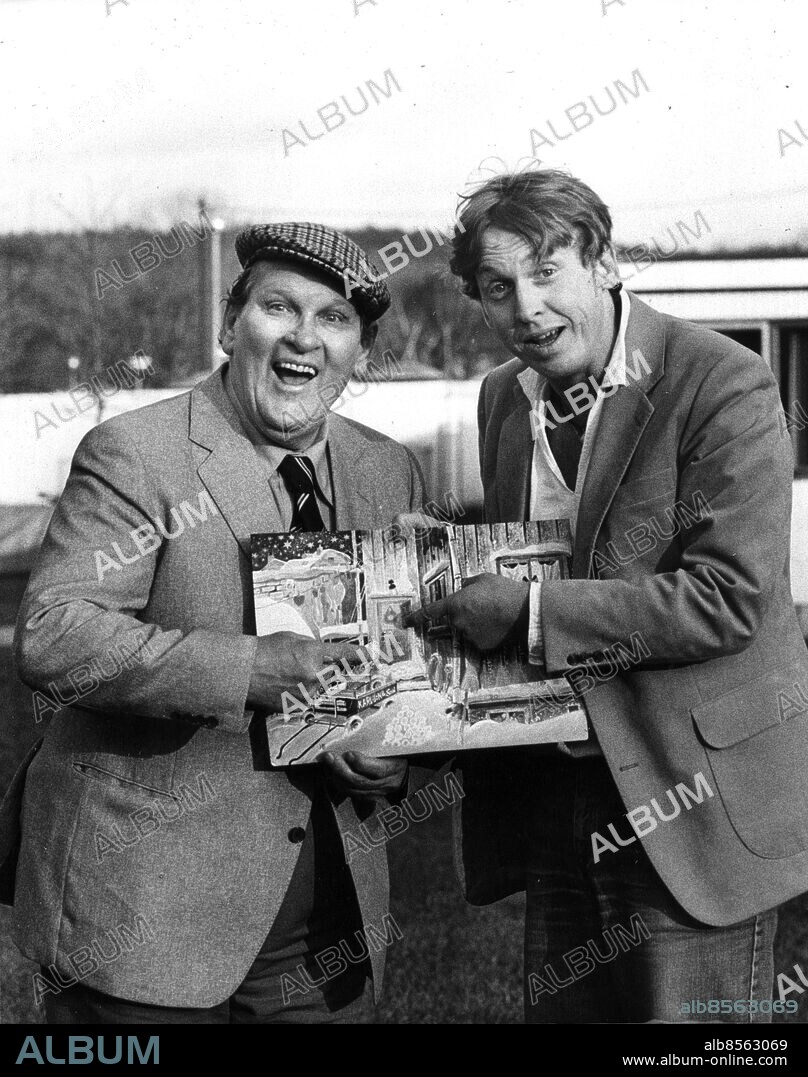 1982-11-22  -  ALBERT OCH HERBERT (CEDERHÖK OCH VON BRÖMSSEN) MED ADVENTSKALENDER SOM FÖRESTÄLLER DERAS KÅK PÅ SKOLGATAN 15 I HAGA I GÖTEBORG. FOTO LENNART REHNMAN / GT CODE 7008 ***F-BILD***. COPYRIGHT SCANPIX SWEDEN.