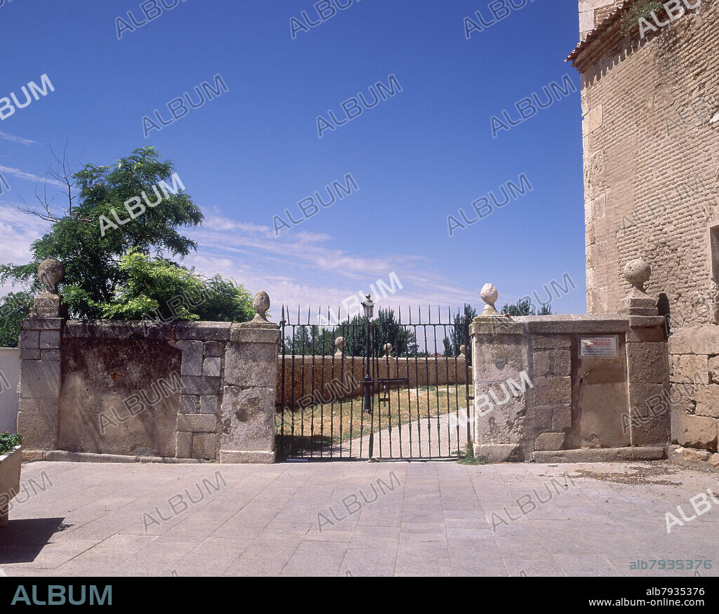 VERJA DE HIERRO DE ACCESO A LA IGLESIA.