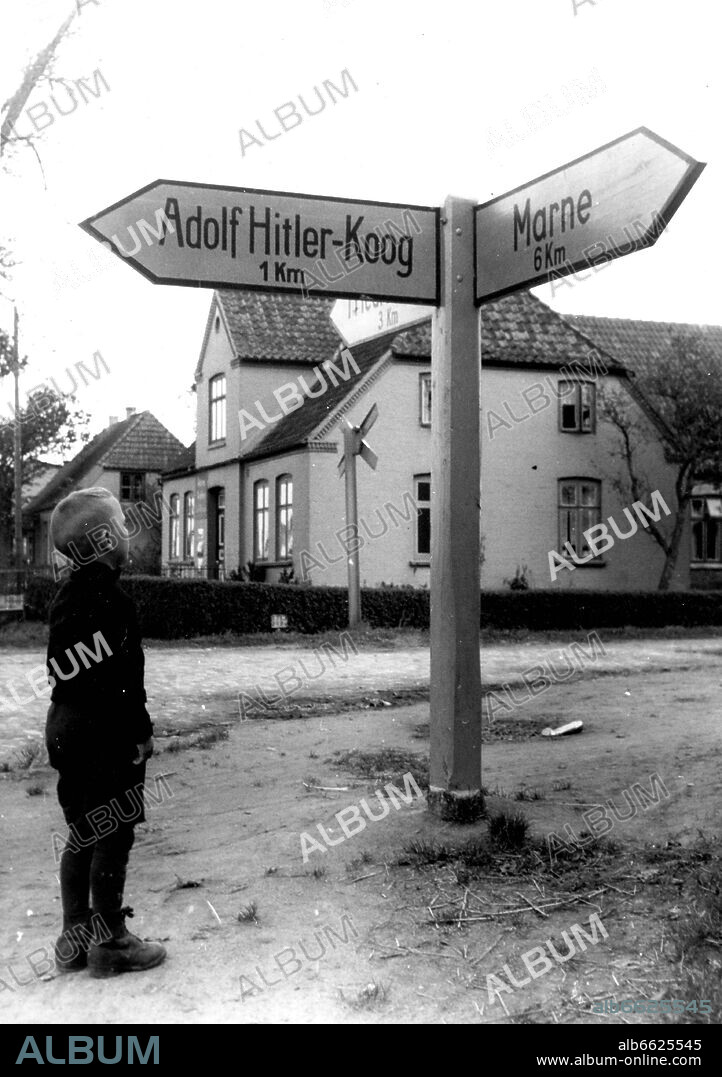 National Socialist settlement development - 1935, the Adolf-Hitler-Koog (today: Dieksanderkoog) was built as a 'model polder' of the National Socialist blood and soil policy and the propaganda. The National Socialist report from the 1930s writes on the back of the picture: 'People on the new floe. The Adolf-Hitler-Koog is situated 7 kilometers from the Holstein city Marne.' Photo: Fotoarchiv für Zeitgeschichte/Archiv. 1936