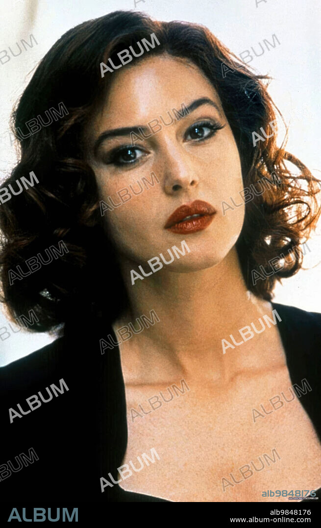 MONICA BELLUCCI en MALENA, 2000, dirigida por GIUSEPPE TORNATORE. Copyright MEDUSA FILM/MIRAMAX FILMS.