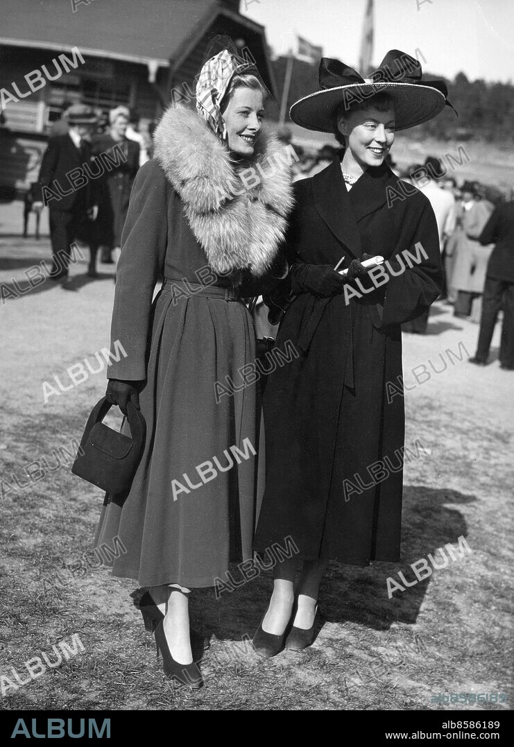 SOLNA 1948-04-25.. Inga-Maja Hedelius och Anita Eriksson väcker uppmärksamhet bland publiken med sina kläder och djärva hattar vid hästkapplöpningspremiären på Ulriksdal. Foto: Text & Bilder / SVT / Kod: 5600. Mapp: Hästsport: Publik på Ulriksdal. Pälskragar.