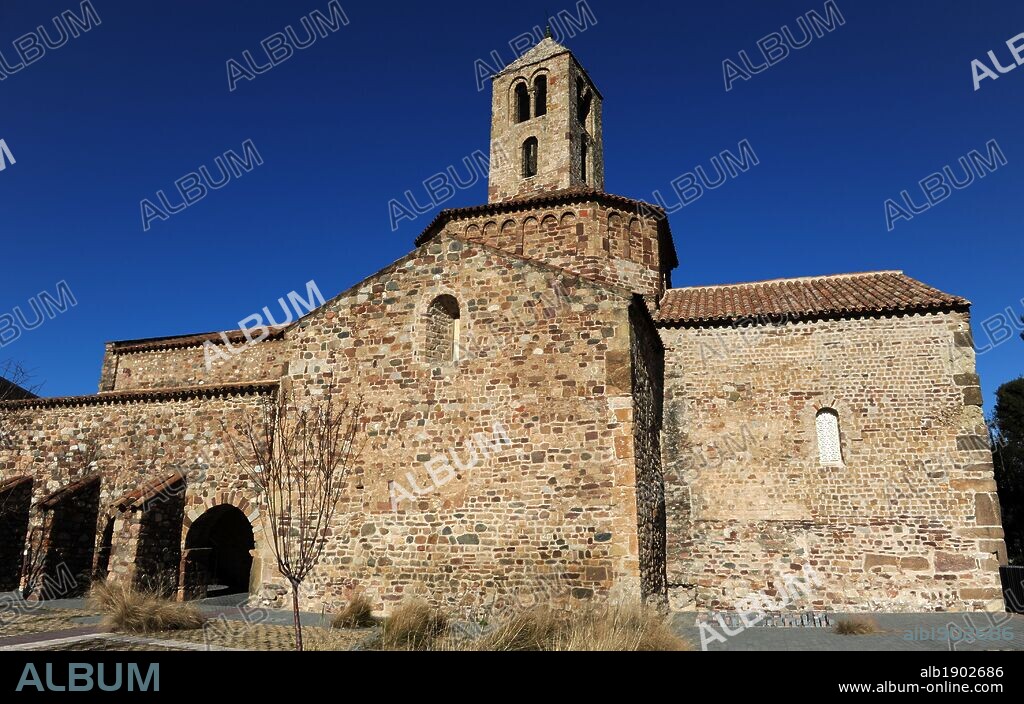 ARTE ROMANICO. ESPAÑA. IGLESIAS PRERROMANICAS DE TERRASSA. (Antiguo nucleo visigodo de Egara). IGLESIA DE SANTA MARIA. Antigua sede episcopal consagrada en el año 1130. Edificio romanico S. XII. Vista del exterior de los ábsides en forma cuadrada, campanario de torre de dos pisos y de la fachada sur, con restos de un pórtico con cuatro arcos, restos del antigua claustro de la canonjía agustiana. S. XII. Terrasa. Vallés Occidental. Provincia Barcelona. Cataluña.