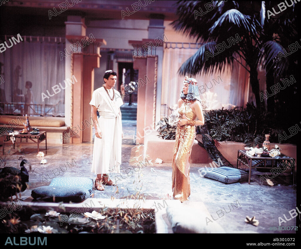BELLA DARVI y EDMUND PURDOM en SINUHE EL EGIPCIO, 1954 (THE EGYPTIAN), dirigida por MICHAEL CURTIZ. Copyright 20TH CENTURY FOX.