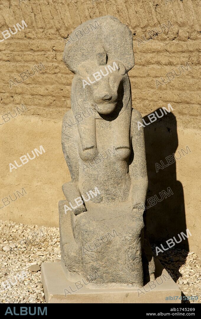 ARTE EGIPCIO. EGIPTO. ESTATUA DE LA DIOSA SEKHMET, realizada en diorita. Se la representa como a una mujer con cabeza de leona coronada por el disco solar. Se encuentra en el recinto del TEMPLO DE MUT, erigido por Amenofis III (XVIII Dinastía). TEMPLO DE KARNAK. Alrededores de Luxor (antigua Tebas "Waset") .