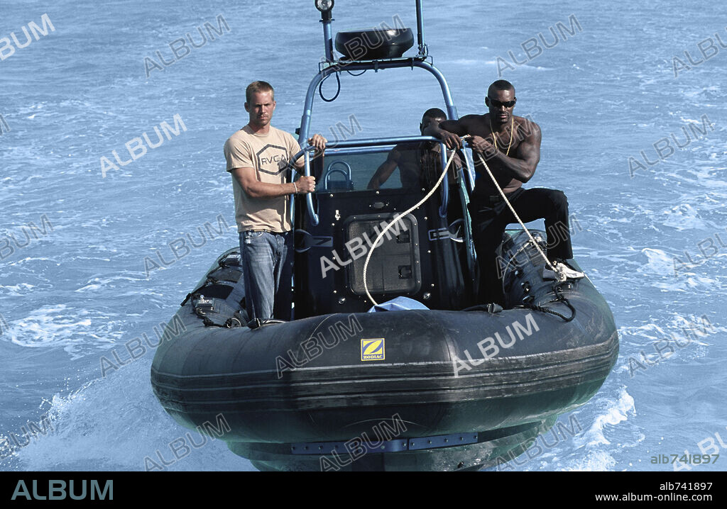 PAUL WALKER and TYSON BECKFORD in INTO THE BLUE, 2005, directed by JOHN STOCKWELL. Copyright COLUMBIA PICTURES.