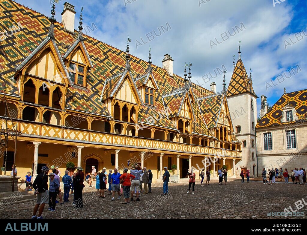 The Courtyard, The Hotel-Dieu, Hospices de Beaune, Beaune, Cote d'Or, Burgundy Region, Bourgogne, France, Europe.