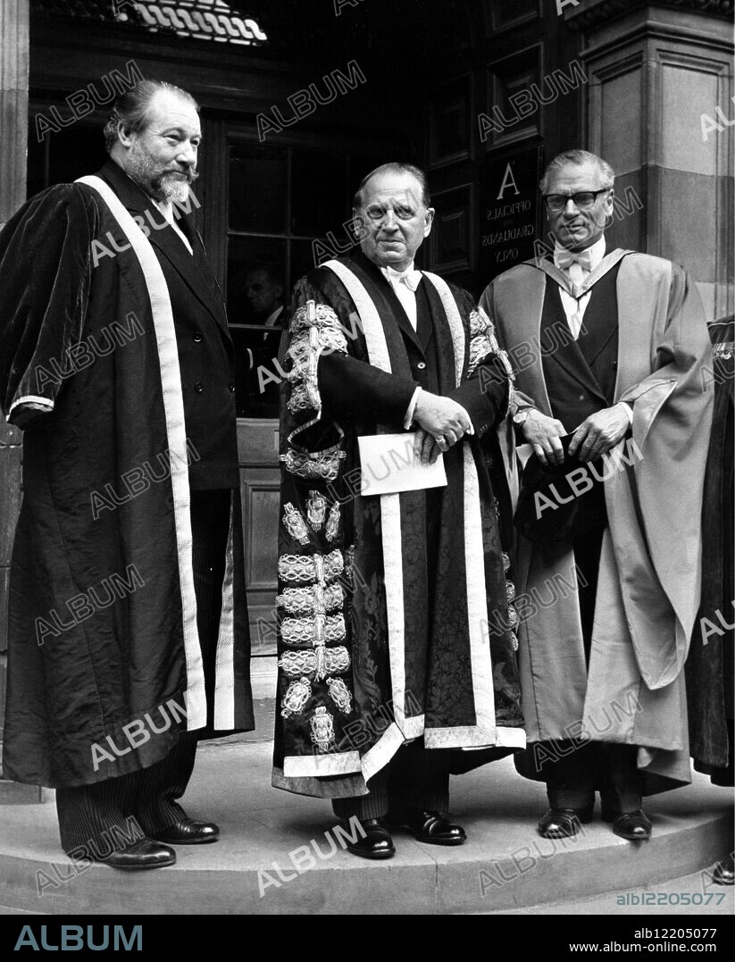 Actor Sir Laurence Olivier is shown outside the McEwan Hall after receiving an honorary degree of Doctor of Laws of Edinburgh University standing with him are the principal and vice chancellor of the university Sir Edward Appleton and actor James Robertson Justice who is the rector of Edinburgh University 4 July 1964.