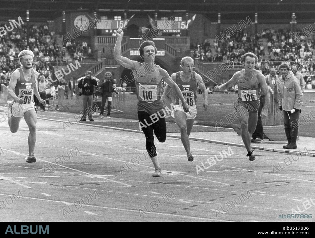 STOCKHOLM 19810829. Christer Garpenborg (2:a fr.v.), kortdistanslöpare, vinner 100 m i finnkampen på Stockholms stadion. T.h. nr. 126 Stefan Nilsson.. Foto: Lennart Nygren / SvD / TT / Kod: 1101.