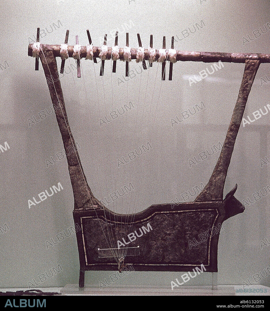 LIRA DE PLATA DE UR - 2800 AC.