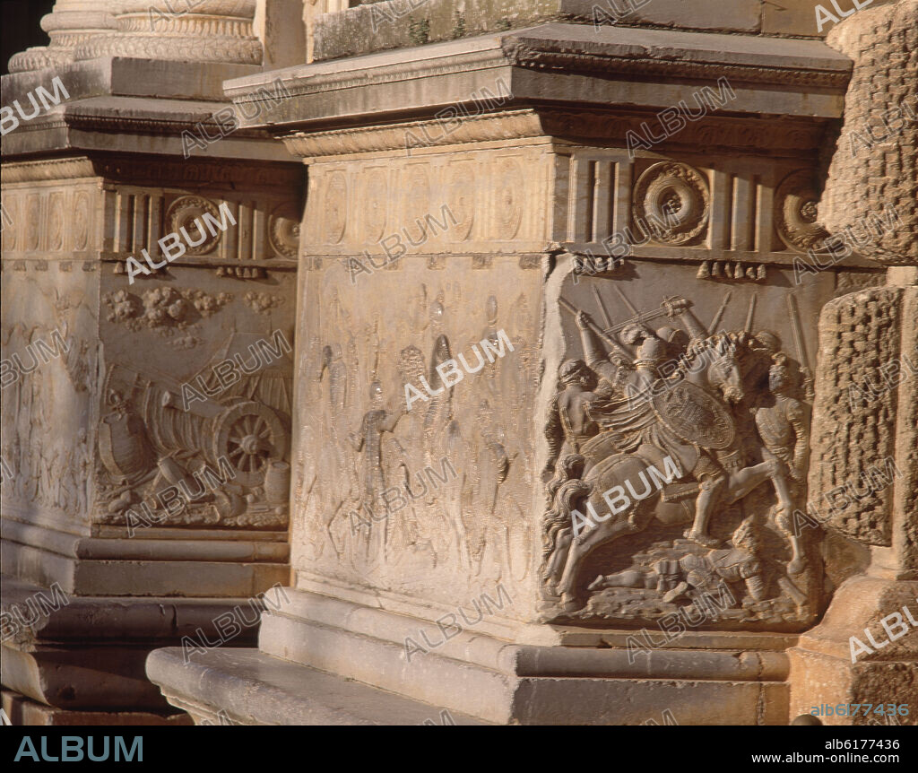 JUAN DE OREA. FACHADA OCCIDENTAL - PEDESTAL - RELIEVES EXALTANDO LA FIGURA DE CARLOS V - S XVI.