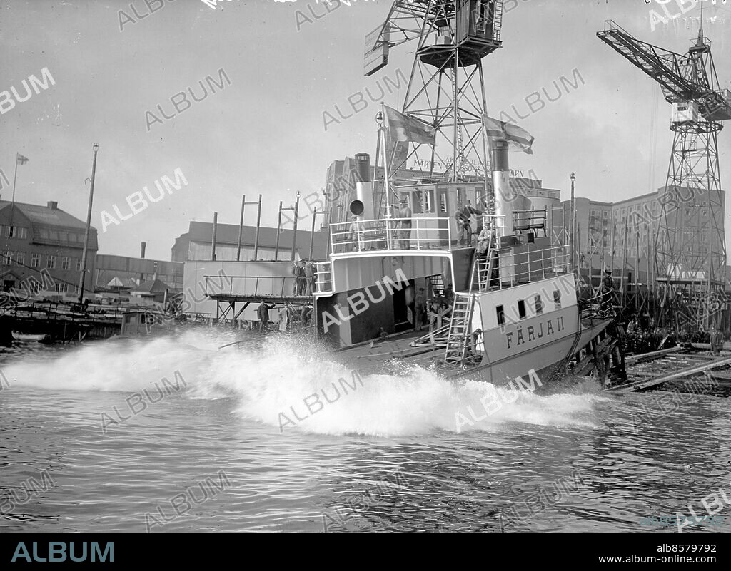 Göteborg 1 november 1923. Sjösättning Färjan 2 på Eriksbergs varv - i bakgrunden Mårten Pehrssons Valskvarn som sedan köptes av Juvel *** Local Caption *** GHT - 8619. KAMERAREPORTAGE.