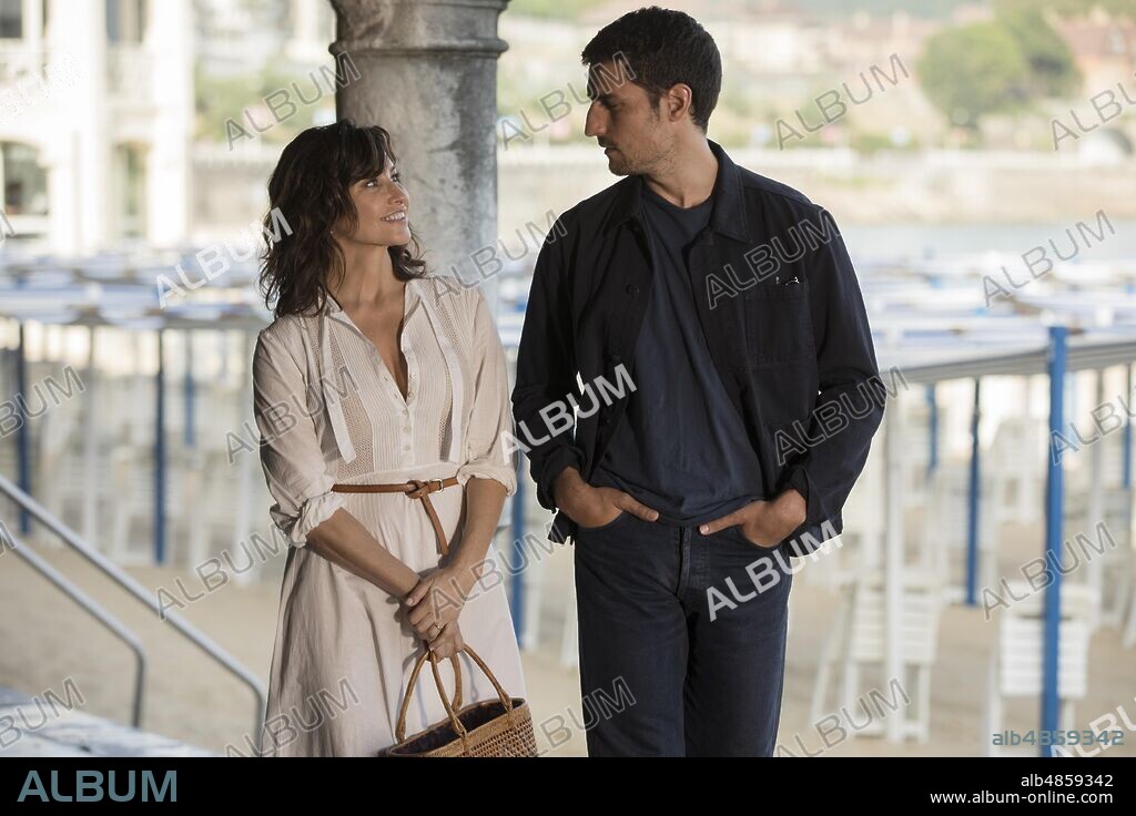 LOUIS GARREL, GINA GERSHON und HL. SEBASTIAN. GINA GERSHON und LOUIS GARREL in RIFKIN'S FESTIVAL, 2020, unter der Regie von WOODY ALLEN. Copyright GRAVIER PROD/MEDIAPRO/WILDSIDE.