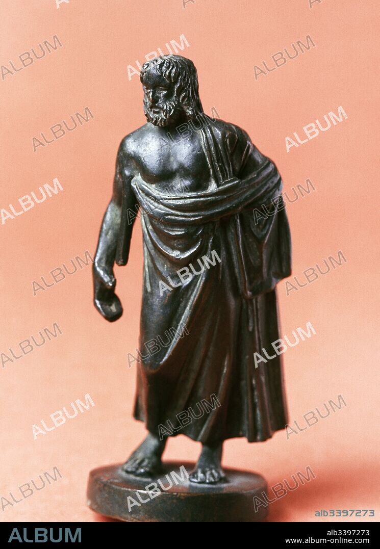 Estatua en bronce de Esculapio, dios de la medicina. Procedente de Tarraco (Tarragona, Cataluña). Museo de Prehistoria y Arqueología. Santander. Cantabria. España.