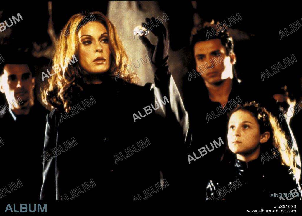 ALEXA VEGA and TERI HATCHER in SPY KIDS, 2001, directed by ROBERT RODRIGUEZ. Copyright MIRAMAX / TORRES, RICO.
