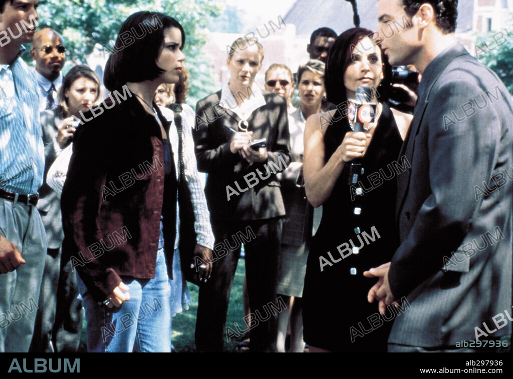 COURTENEY COX, LIEV SCHREIBER et NEVE CAMPBELL dans SCREAM 2, 1997, réalisé par WES CRAVEN. Copyright DIMENSION FILMS.