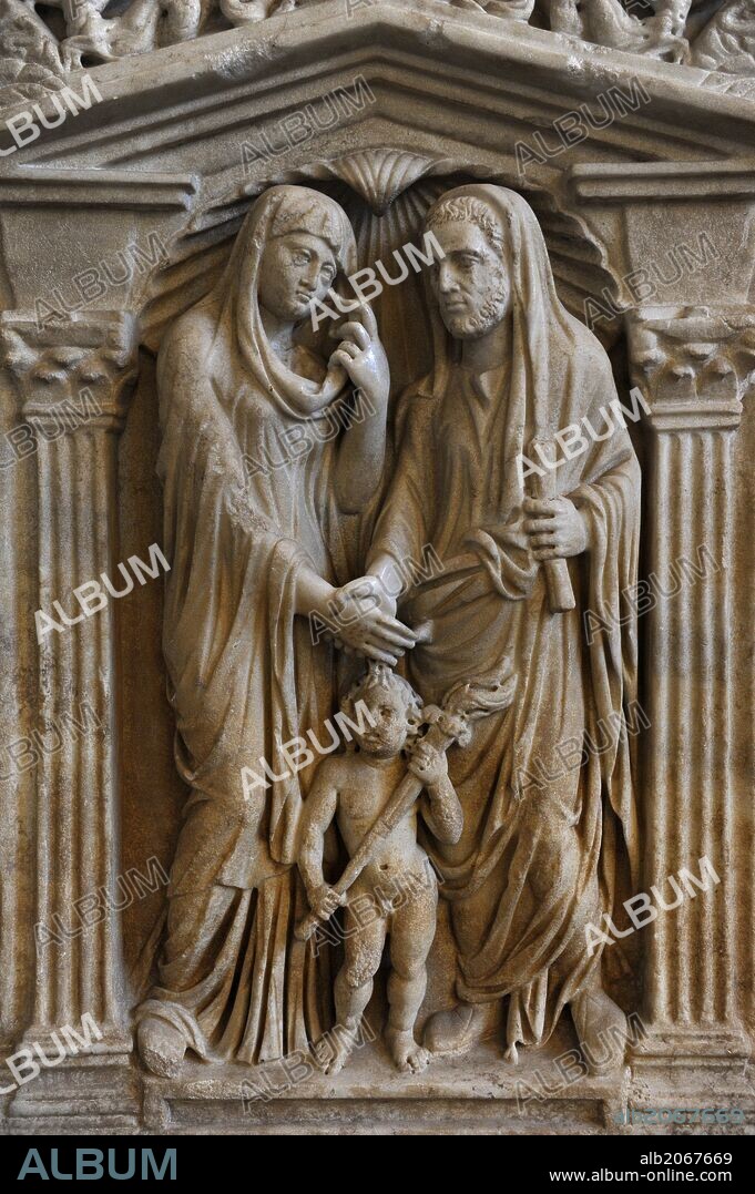 ARTE ROMANO. Sarcófago de una pareja casada. Alrededor de 240 d. C. Los esposos dándose la mano. En las esquinas, el marido representado como orador. La mujer como musa. Glytothek. Munich. Alemania. Europa.