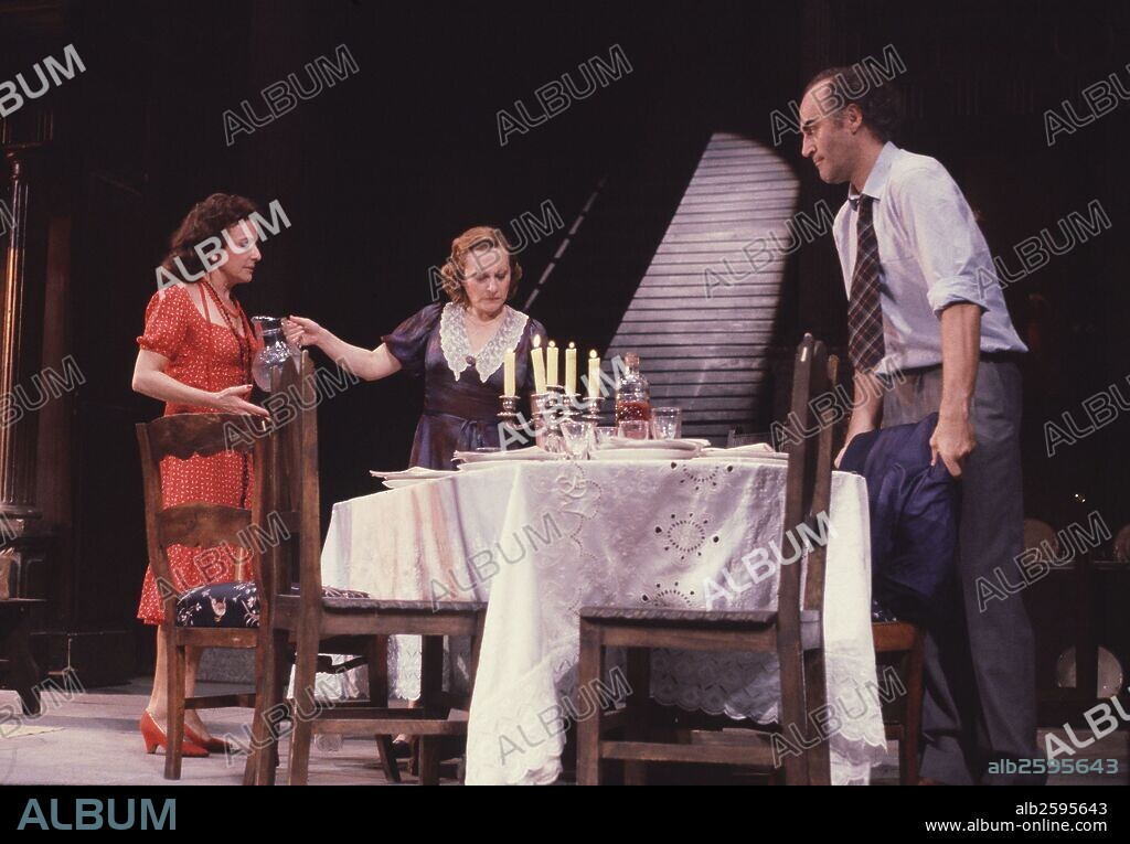 GALA , ANTONIO. ESCRITOR ESPAÑOL . CORDOBA 1937 - . " EL CEMENTERIO DE LOS PAJAROS " , REPRESENTACION TEATRAL EN MADRID , AÑO 1982. DIRECCION , MANUEL CALLADO. ACTORES , MANUEL DE BLAS , ENCARNA PASO , IRENE GUTIERREZ CABA.