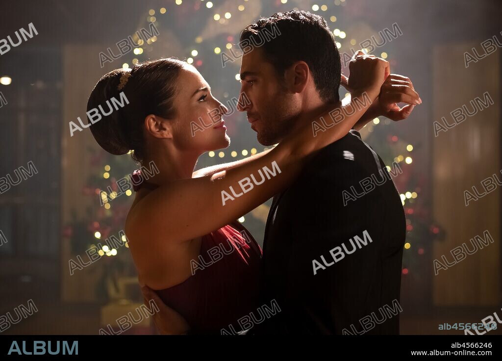MIGUEL ANGEL SILVESTRE und PAULA ECHEVARRIA in VELVET COLLECTION, 2017, unter der Regie von GEMA R. NEIRA und RAMON CAMPOS. Copyright BAMBU PRODUCCIONES/MOVISTAR +. Episodio Final. Una historia para recordar.