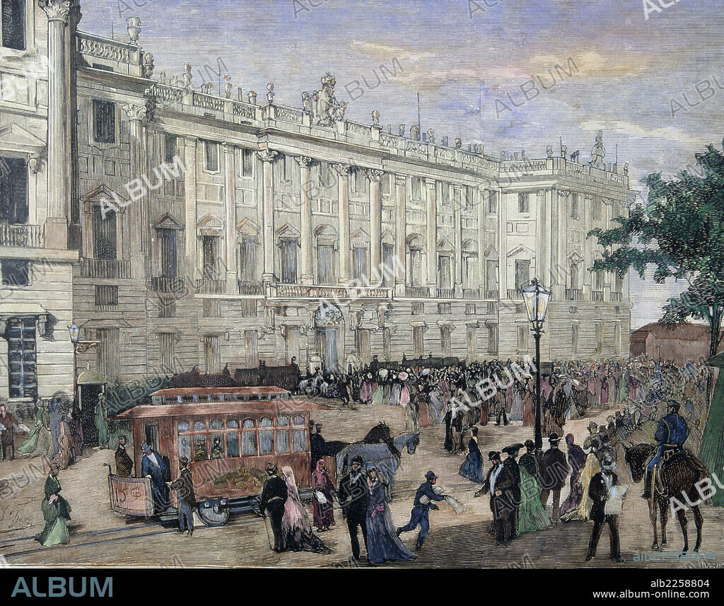 MARIA DE LAS MERCEDES ORLEANS Y BORBON. REINA DE ESPAÑA. 1860 - 1878. ESPOSA DE ALFONSO XII. " SALIDA DEL PUBLICO DE PALACIO TRAS VISITAR SU CADAVER ". GRABADO COLOREADO . ILUSTRACION ESPAÑOLA Y AMERICANA. MADRID PINTADO.