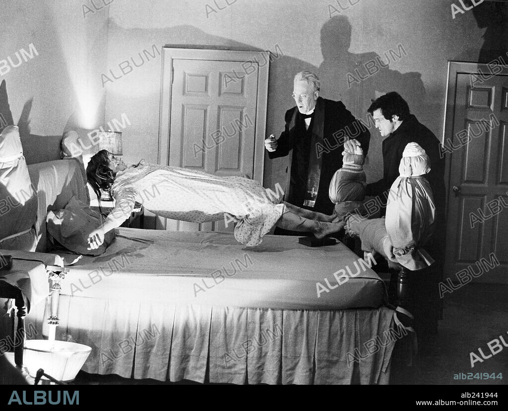 JASON MILLER, LINDA BLAIR und MAX VON SYDOW in DER EXORZIST - DIRECTOR'S CUT, 1973 (THE EXORCIST), unter der Regie von WILLIAM FRIEDKIN. Copyright Warner Bros./Hoya Productions.