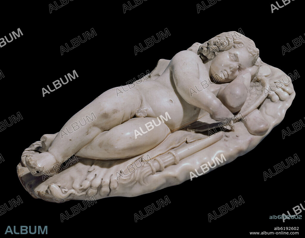 EROS DORMIDO SOBRE LAS ARMAS DE HERCULES - ESCULTURA ROMANA PROCEDENTE DE ELCHE - EPOCA FLAVIA.