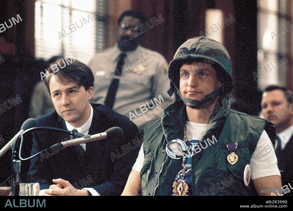 EDWARD NORTON and WOODY HARRELSON in THE PEOPLE VS. LARRY FLYNT, 1996, directed by MILOS FORMAN. Copyright UNITED ARTISTS / BALDWIN, SIDNEY.