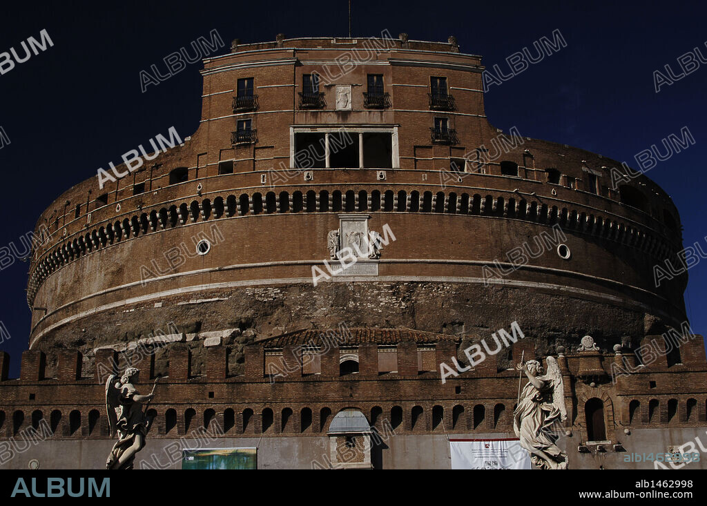 ITALIA. ROMA. Vista del CASTILLO DE SANT ANGELO o MAUSOLEO DE ADRIANO, construido en el siglo II.